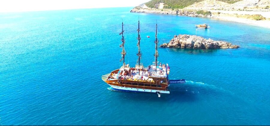 Alanya: Catamaran Boat Trip with Sunbathing and Swimming - What the catamaran setup means for your day