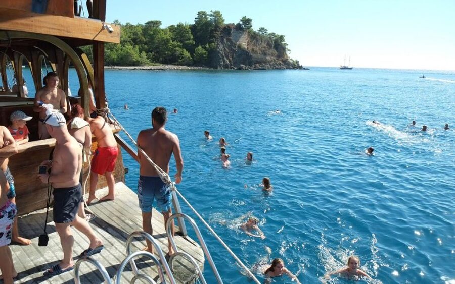 Alanya: Catamaran Boat Trip with Sunbathing and Swimming - Cleopatra Beach from the water