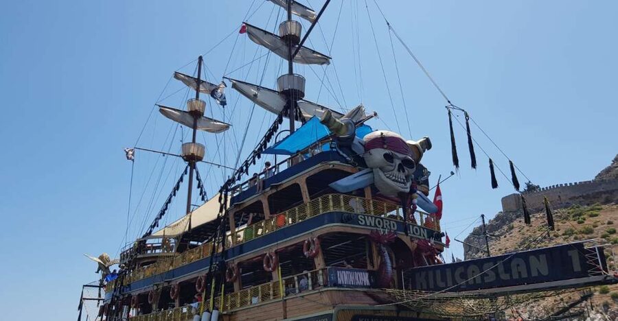 Alanya: Pirate Boat Tour w/ BBQ & Foam Party - BBQ lunch with unlimited soft drinks