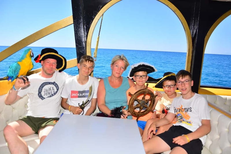 Alanya: Pirate Boat Trip with Meal, Drinks and Pickup Option - Lunch with chicken, pasta, and salad