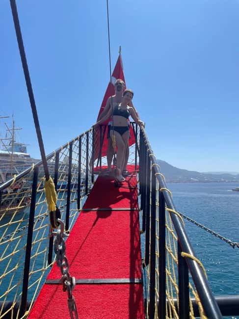 Alanya: Pirate Boat with Lunch and Unlimited Drinks - Music, pirate antics, and the foam party