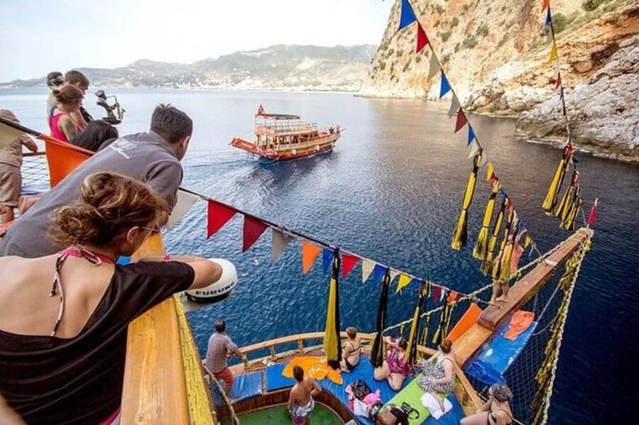 Alanya: Pirates Boat Trip with Lunch and Hotel Pickup - Three caves and the secret photo stop
