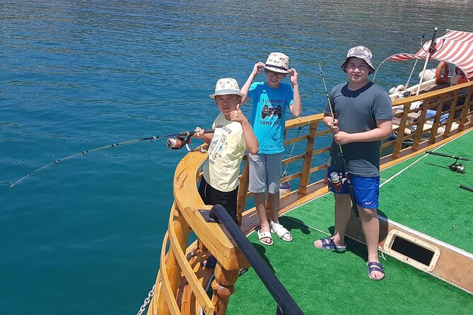 Alanya Relaxing Boat Tour with Lunch, Soft Drinks & Transfer - Seeing Alanya from the sea
