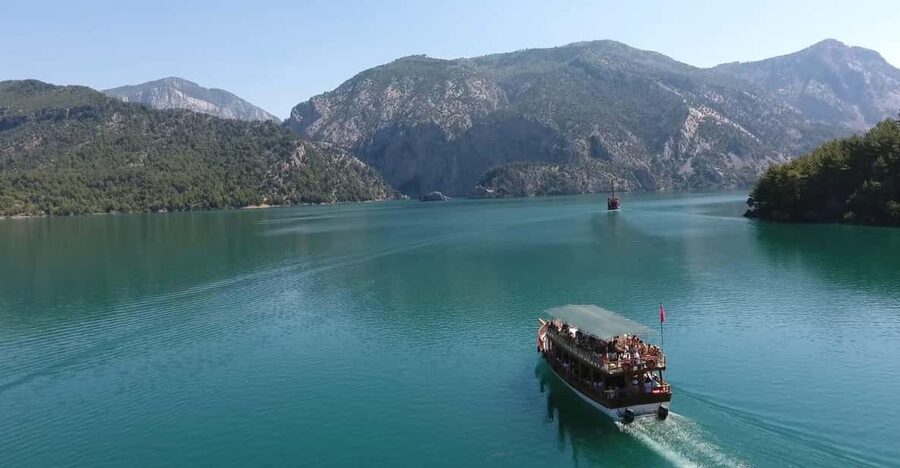 Antalya: Green Canyon Boat Trip with Lunch & Soft Drinks - Cruising beneath the canyon walls