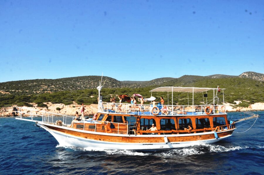 Bodrum Boat Tour with Lunch: Beaches and Islands - Meeting in central Bodrum and getting settled