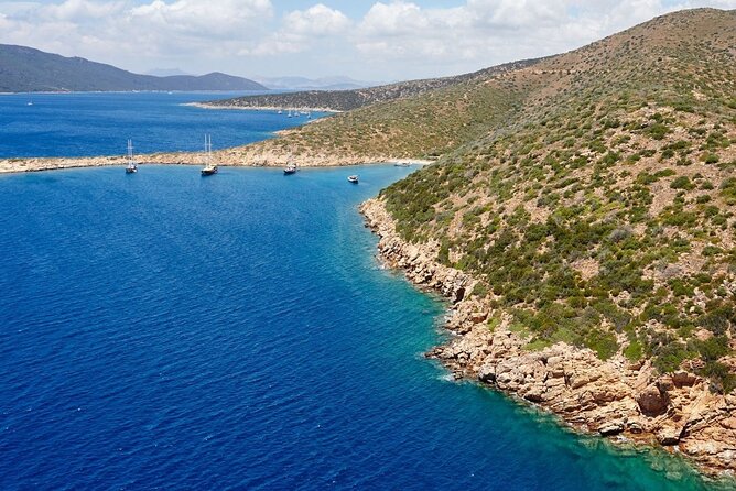 Bodrum Boat Trip With Lunch 11:00 to 17:00 - The boat setup: tables below and bean bags above