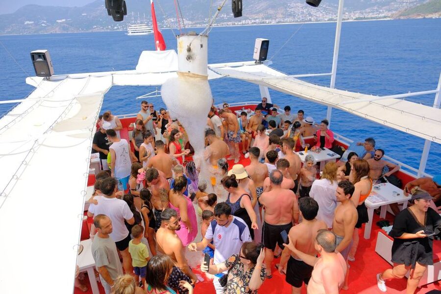From Alanya: Boat Tour with Unlimited Soft Drinks and Lunch - Pirates, Lovers, and Phosphorus caves from the sea