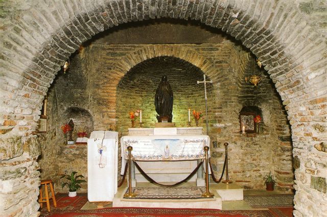 Full-Day Tour of Ancient Ruins in Ephesus from Izmir - A quiet pause at the House of the Virgin Mary