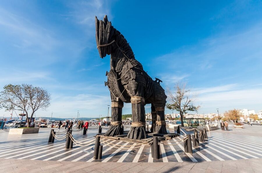 Full-Day Troy Tour From Istanbul - Lunch near Eceabat and views of the strait