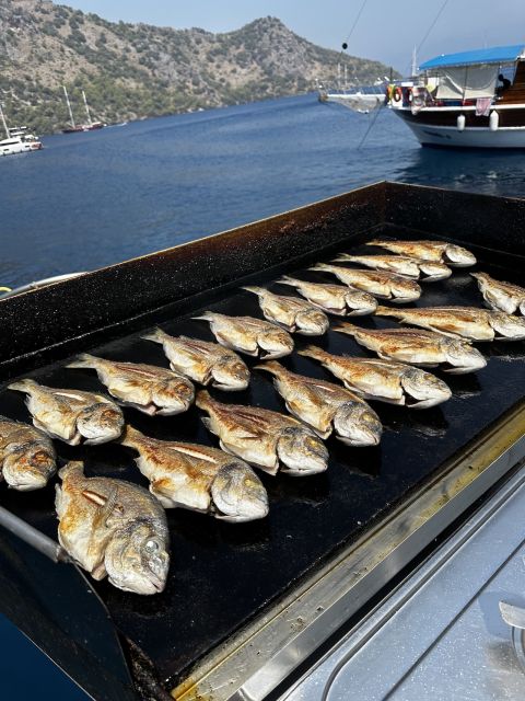Gocek: Yacht Trip and 12 Island Full-Day Tour with Lunch - Tersane Island and Gobun Bay: history between the coves