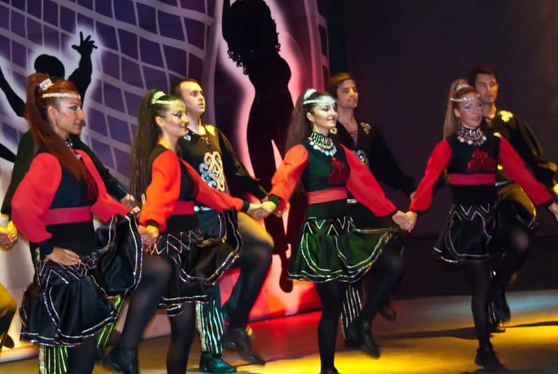 Göreme: Dinner and Folk Show at a Cave Restaurant - Dinner arrives between the performances