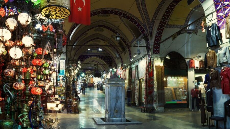 Istanbul: Basilica Cistern Skip-the-line Entry & Guided Tour - Finding the guide beside Hagia Sophia