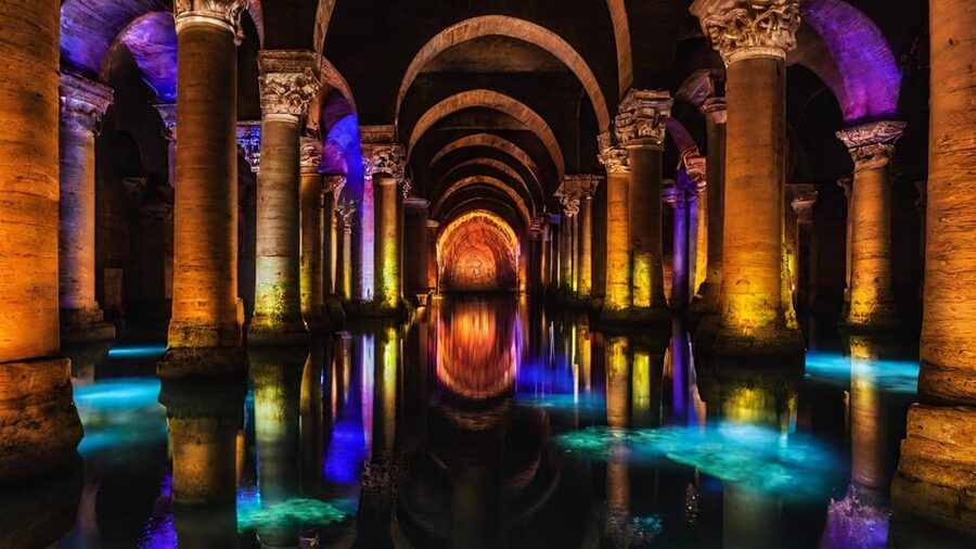 Istanbul: Basilica Cistern Tour, Discovering Medusa - The cistern on the big screen