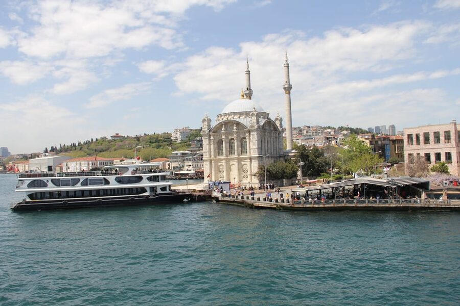 Istanbul: Bosphorus and Black Sea Cruise with Lunch - Lunch on board, with realistic expectations
