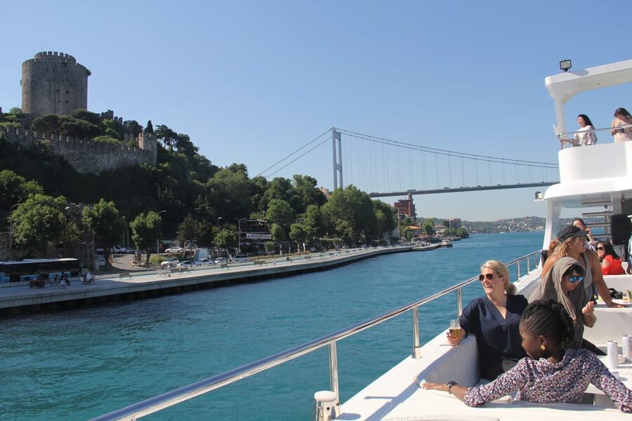 Istanbul: Bosphorus and Black Sea Cruise with Lunch - Starting at Kabatas and entering the European shore