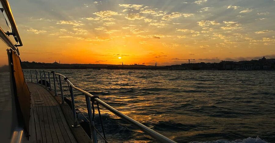 Istanbul: Bosphorus and Golden Horn Sunset Yacht Cruise - Snacks, drinks, and the feel on board