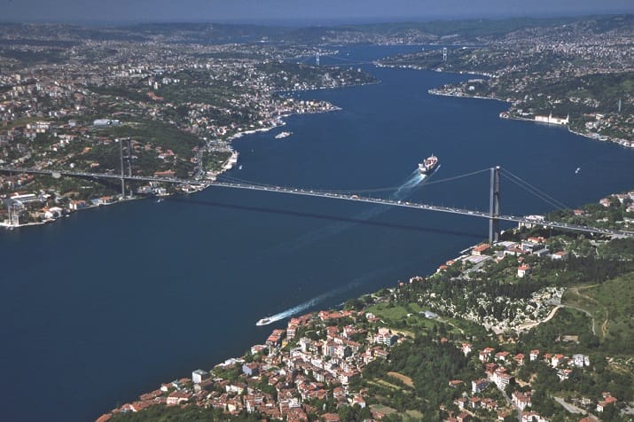 Istanbul: Bosphorus Cruise and Golden Horn Bus Tour - Balat and its layered communities