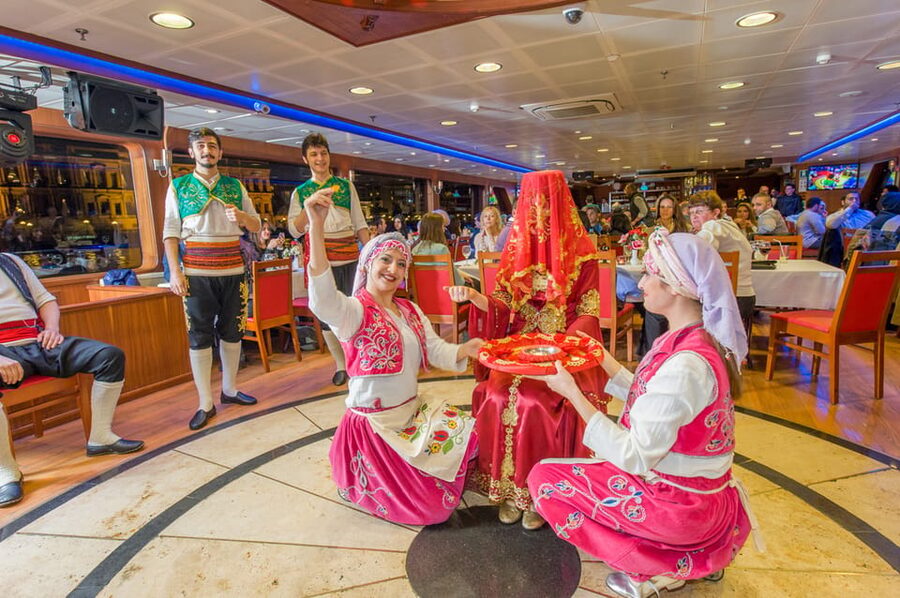 Istanbul: Bosphorus Dinner Cruise Incl. Drinks with Transfer - Dolmabahçe Palace and Çırağan Palace from the water