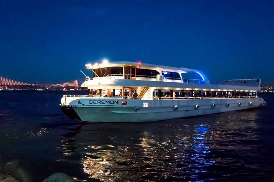 Istanbul: Bosphorus Dinner Cruise with Entertainment - A full Turkish show, not just background music