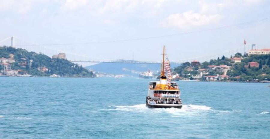 Istanbul: Bosphorus Dinner Cruise with Private Table & Show - Setting sail between Europe and Asia