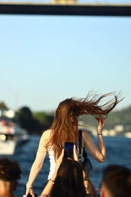 Istanbul: Bosphorus Private Guided Yacht Cruise with Snacks - Returning past the Golden Horn side of the city