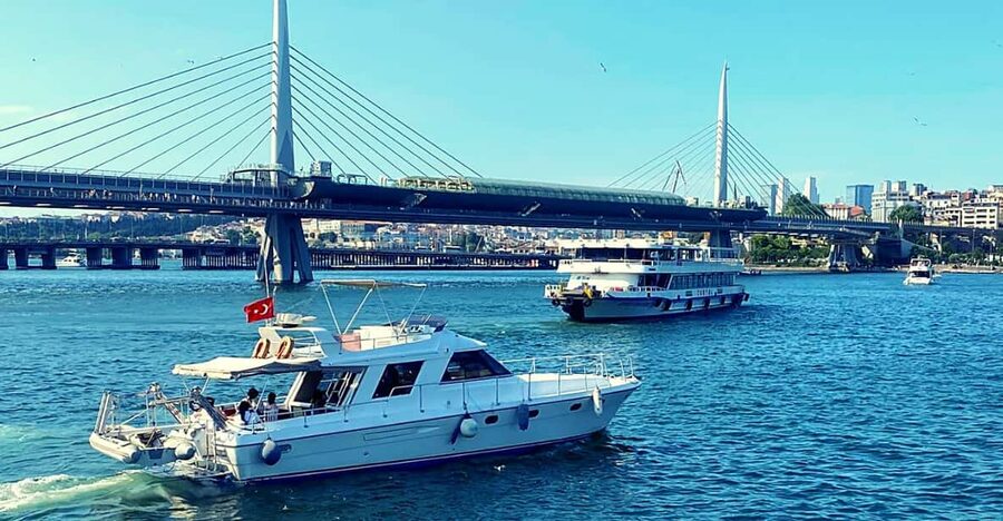 İstanbul: Bosphorus Private Yacht Cruise with Tea and Coffee - Meeting between Galata Bridge and the Golden Horn Metro Bridge