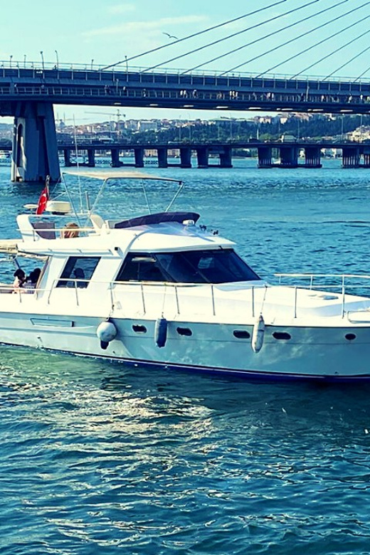 İstanbul: Bosphorus Private Yacht Cruise with Tea and Coffee - Ortaköy Mosque and the Bosphorus Bridge