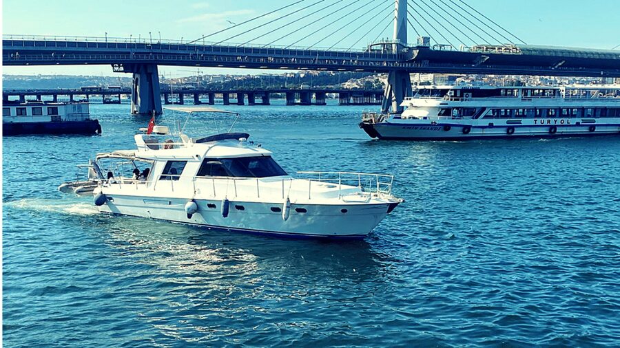 İstanbul: Bosphorus Private Yacht Cruise with Tea and Coffee - Tea, coffee, and your own picnic