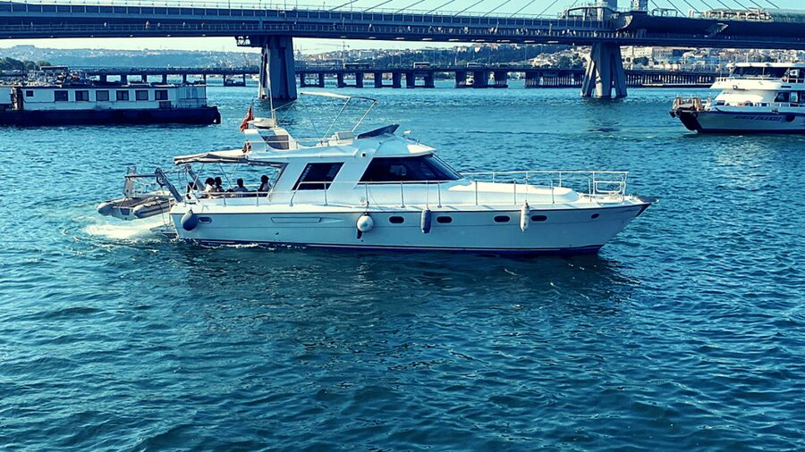 İstanbul: Bosphorus Private Yacht Cruise with Tea and Coffee - Why private space can be worth the extra cost