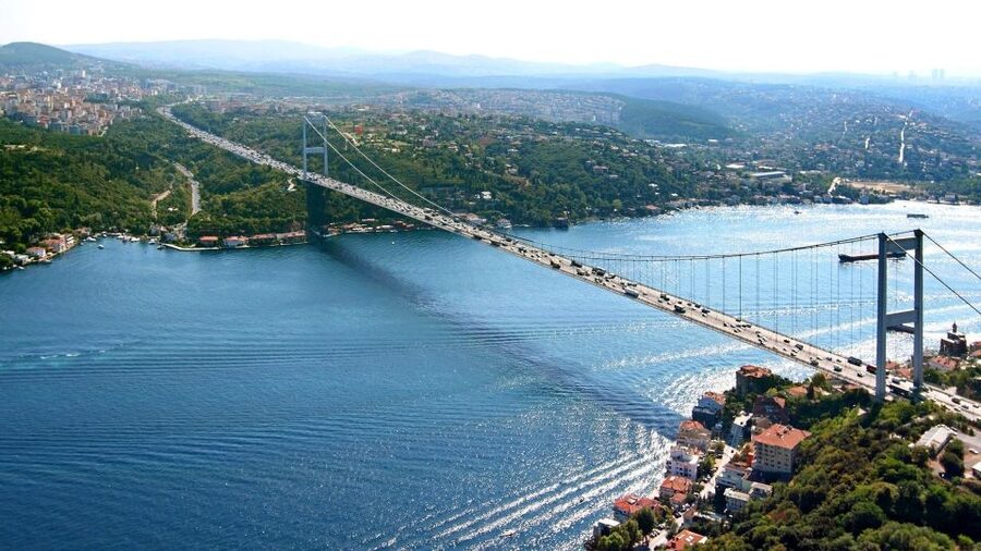 Istanbul: Bosphorus Sightseeing Boat Tour with Guide - Meeting in Sultanahmet and reaching the boat