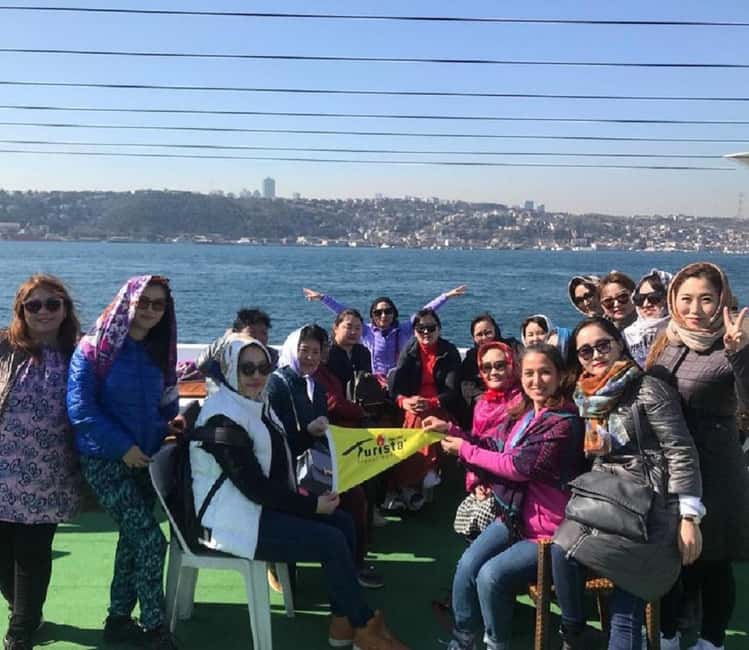 Istanbul: Bosphorus Sightseeing Boat Tour with Guide - Palaces, villas, and the two shores