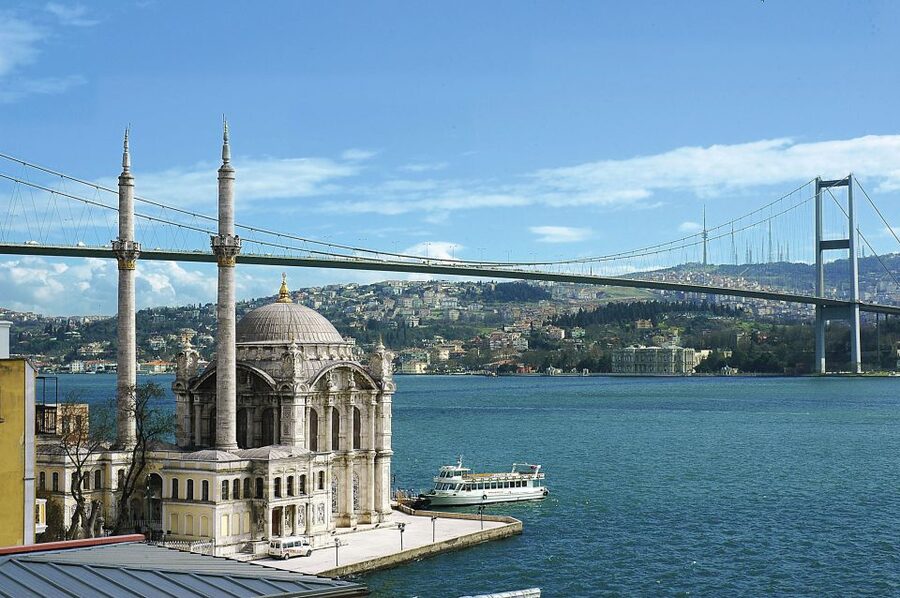 Istanbul: Bosphorus Sightseeing Boat Tour with Guide - Who should book this cruise?