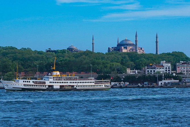 Istanbul Bosphorus Sightseeing Cruise - Finding the best view on board