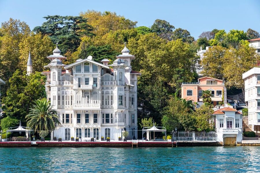 Istanbul: Bosphorus Strait Sightseeing Cruise & Audio Guide - Rumeli Hisarı and the northern turn
