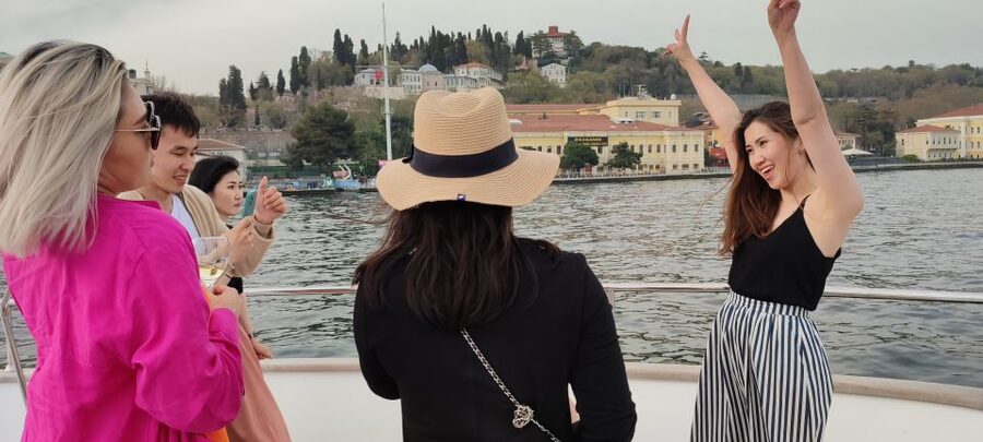 Istanbul: Bosphorus Sunset Cruise on Yacht with Live Guide - Snacks, drinks, and the onboard atmosphere