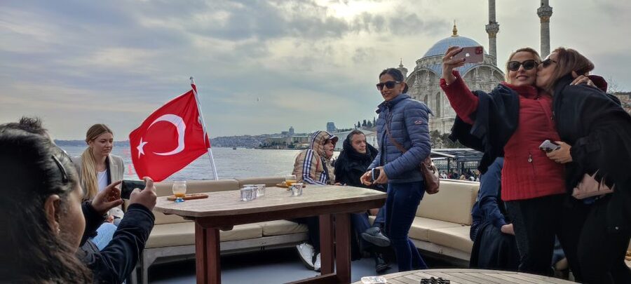 Istanbul: Bosphorus Sunset Cruise on Yacht with Live Guide - The Asian shore: Anatolian Fortress, Küçüksu, and Beylerbeyi