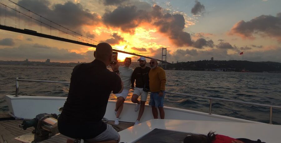 Istanbul: Bosphorus Sunset Cruise with Snacks and Wine - Dolmabahçe Palace and the European Shore