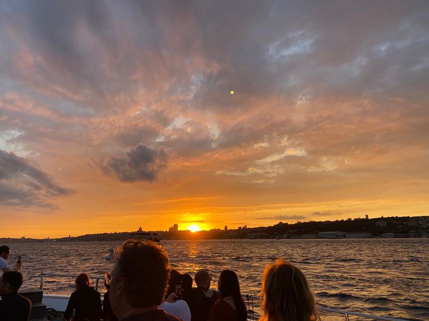 Istanbul: Bosphorus Sunset Cruise with Snacks and Wine - Bebek, Rumeli Fortress, and the Upper Bosphorus
