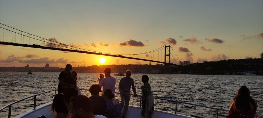 Istanbul: Bosphorus Sunset Cruise with Snacks and Wine - Anadolu Hisarı and Küçüksu Palace