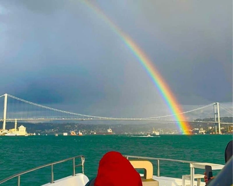 Istanbul: Bosphorus Sunset or Night Yacht Cruise & Transfers - Night cruise with a violinist