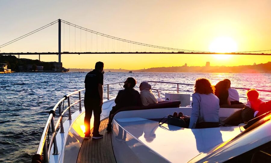 Istanbul: Bosphorus Sunset Yacht Cruise with Live Guide - Why the Bosphorus Looks Best at Sunset
