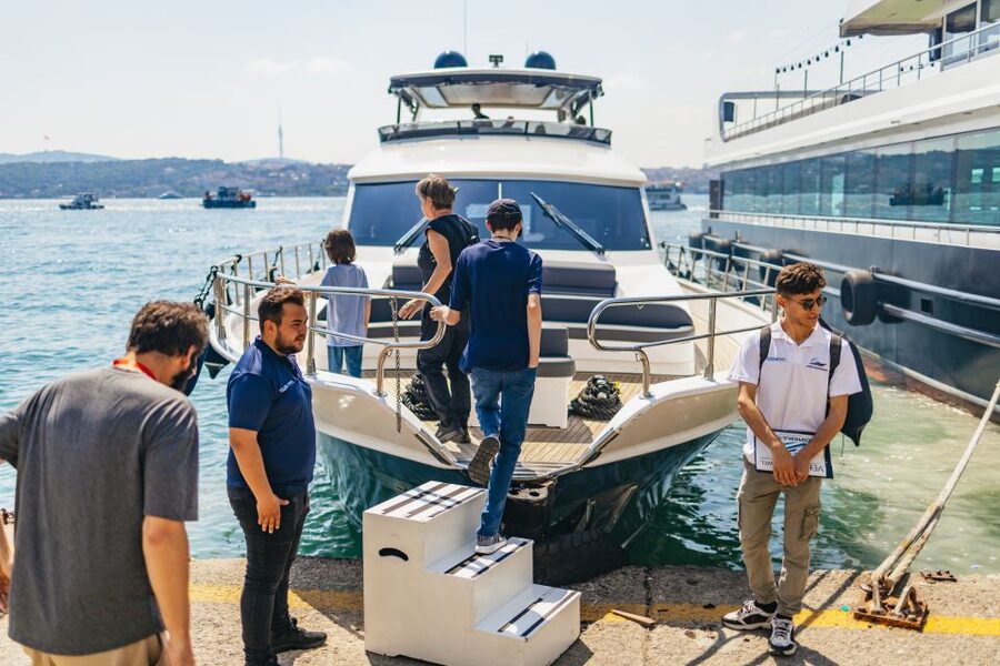 Istanbul: Bosphorus Yacht Cruise with Stopover on Asian Side - The guide makes or breaks the cruise