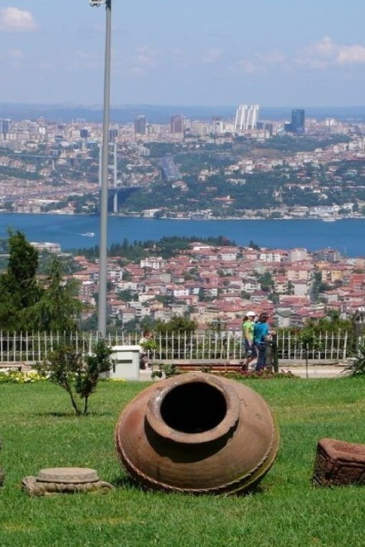 Istanbul: City Hightlights Bus Tour and Bosphorus Cruise - Lunch at a local restaurant