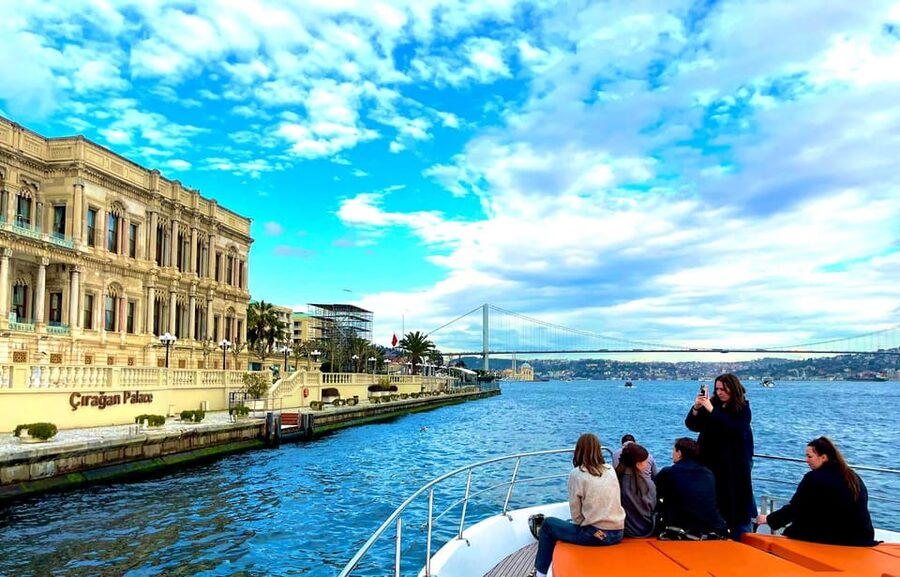 Istanbul: Daytime Bosphorus Yacht Cruise with Fruit & Snacks - Kuzguncuk, Maidens Tower, and the return