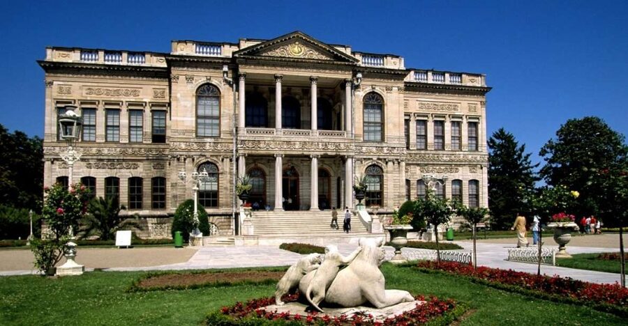 Istanbul: Dolmabahçe Palace and Uskudar Guided Tour - Dolmabahçe Palace, Ottoman grandeur beside the water