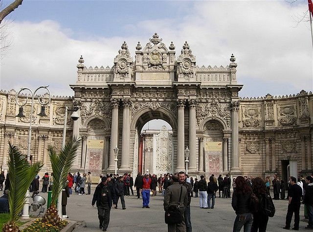 Istanbul: Dolmabahçe Palace and Uskudar Guided Tour - Transport, bridges, and Bosphorus views