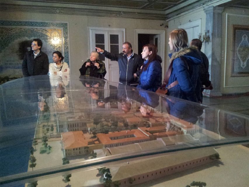 Istanbul: Dolmabahçe Palace and Uskudar Guided Tour - Monday plans need special care