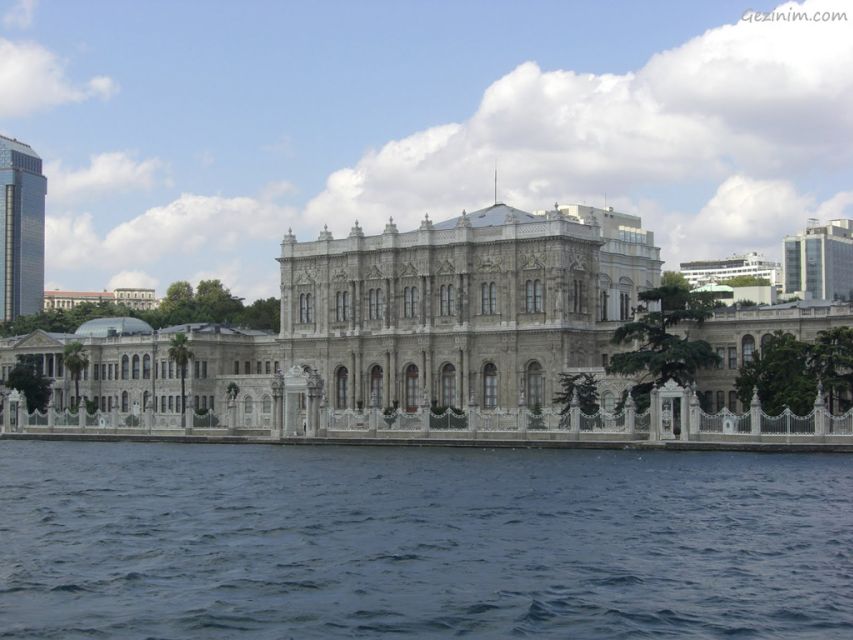 Istanbul: Dolmabahçe Palace and Uskudar Guided Tour - Uskudar brings a different side of Istanbul