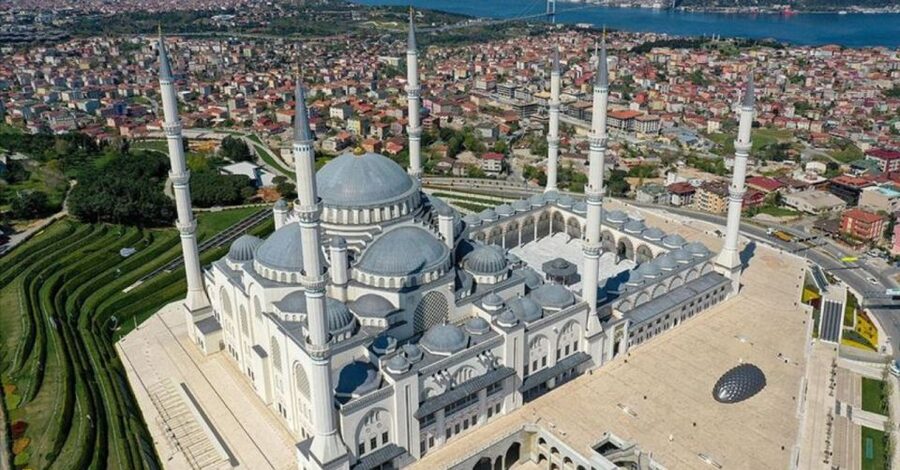 Istanbul: Europe and Asia Tour By Bus And Bosphorus Cruise - Lunch on the boat as the route returns west