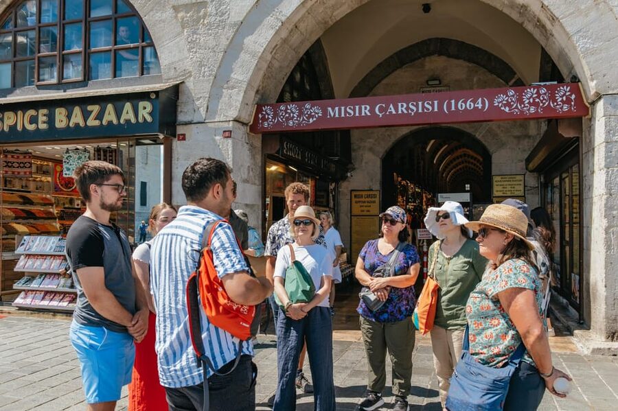 Istanbul: European and Asian Side Guided Foodie Walking Tour - What the guides add to the food